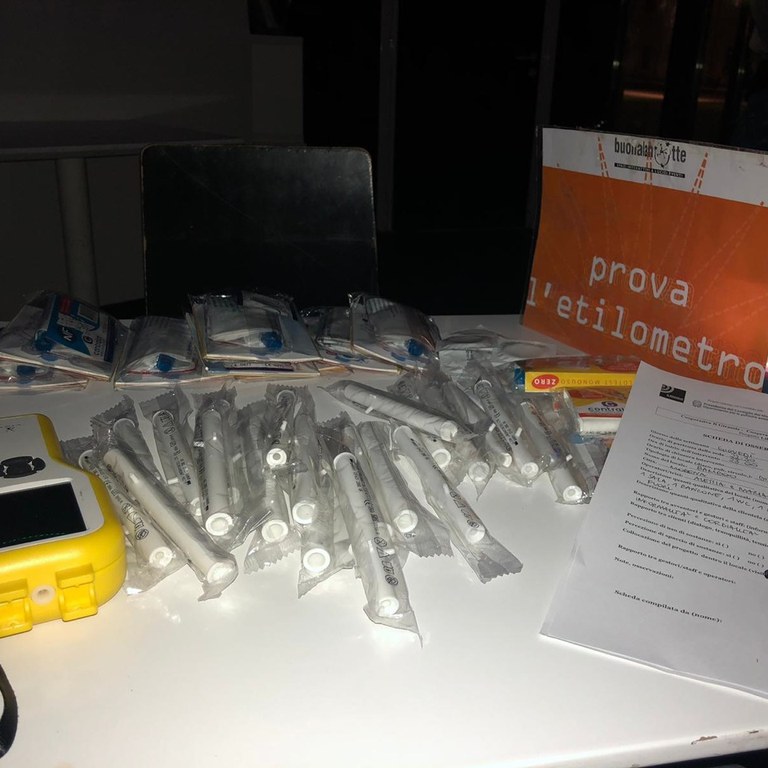 Al Bamboo, la postazione del progetto Buonalanotte “incurioscisce" i giovani avventori del locale. Al Bamboo, la postazione del progetto Buonalanotte “incurioscisce" i giovani avventori del locale.