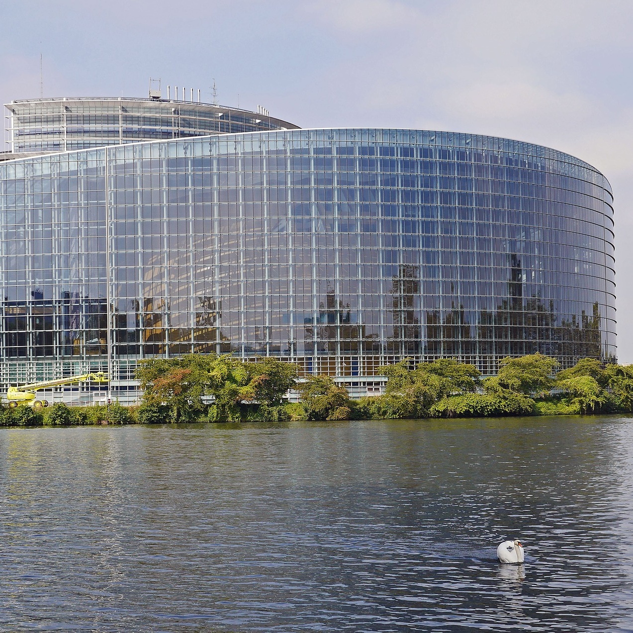 copy_of_europeanparliament1266491_1920Cropped.jpg