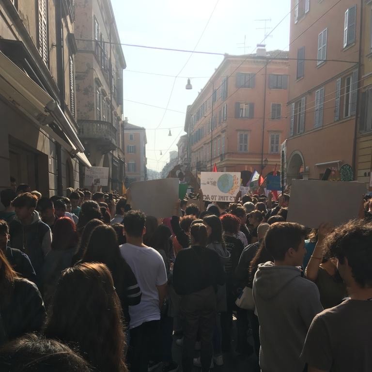 Corteo lungo la via Emilia