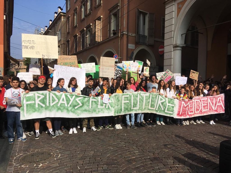 Striscione Fridays for Future Modena 