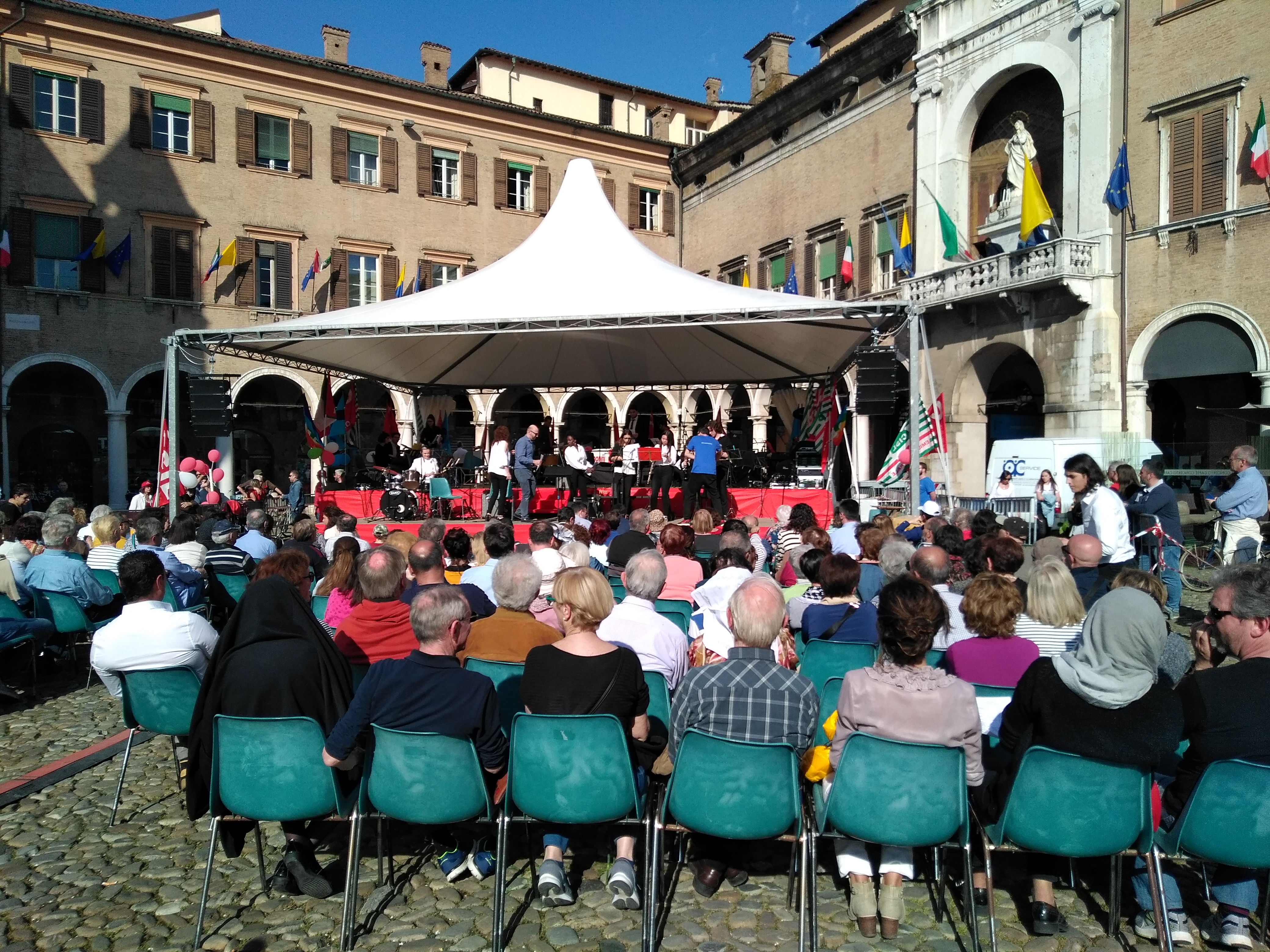 Musicisti e pubblico presente all'evento