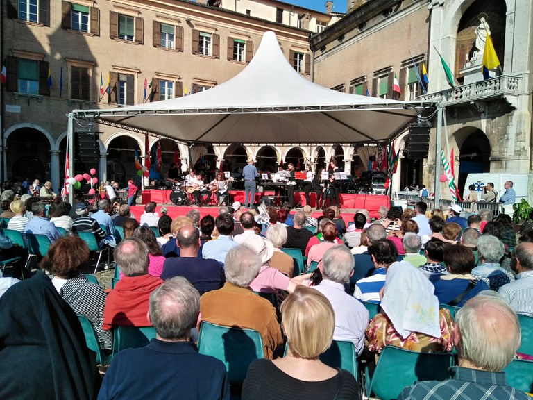 Palco e pubblico in Piazza