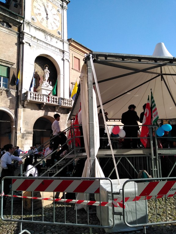 Palco allestito in Piazza Grande