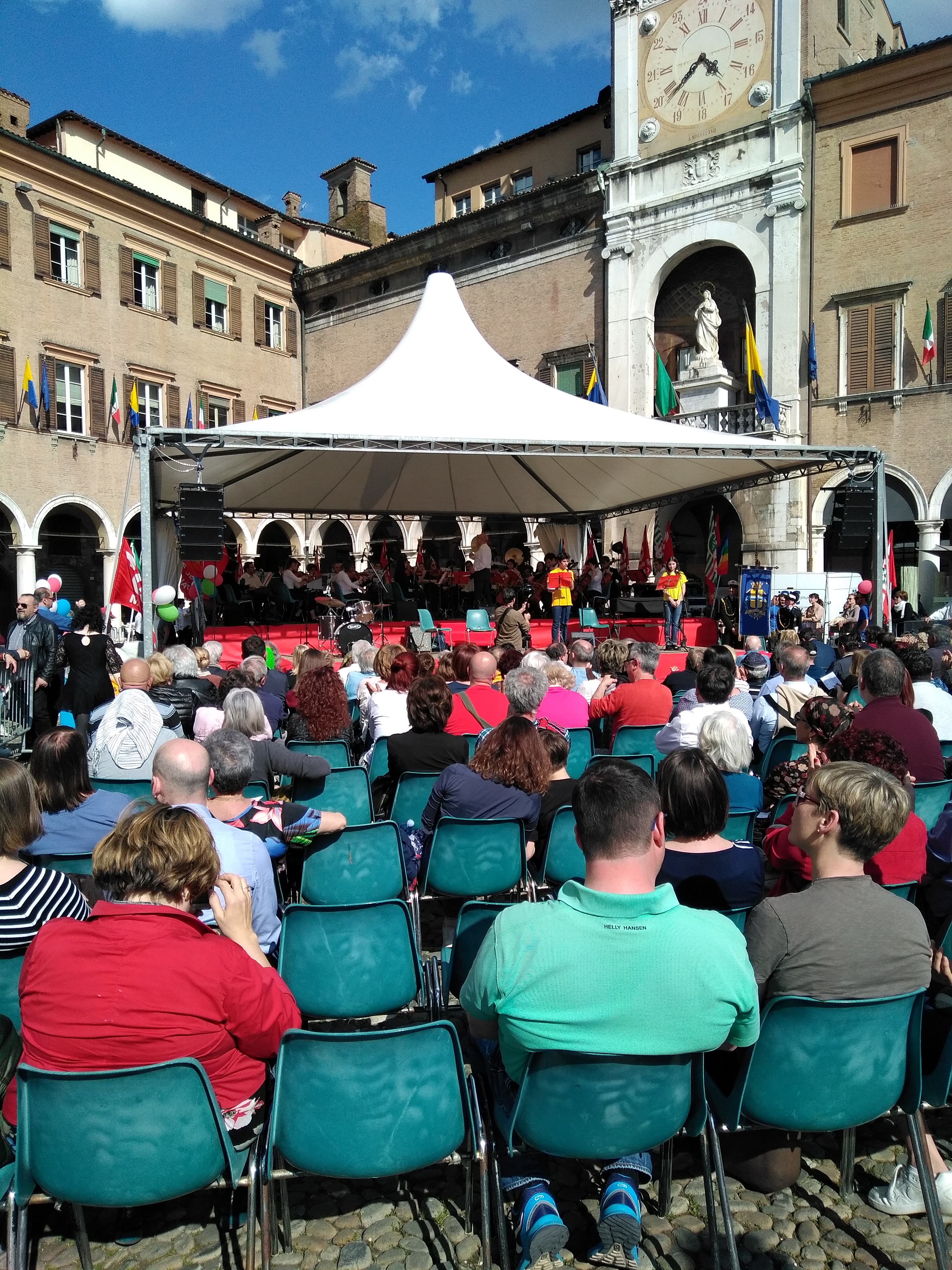 Studenti sul palco in Piazza Grande 