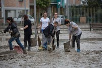 GIOVANI VOLONTARI NEL FANGO