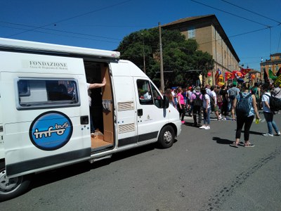 Infobus e manifestanti 