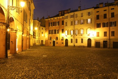 A Modena, in piazza Pomposa primo rientro dei vacanzieri!