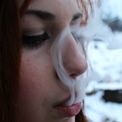ragazza che fuma